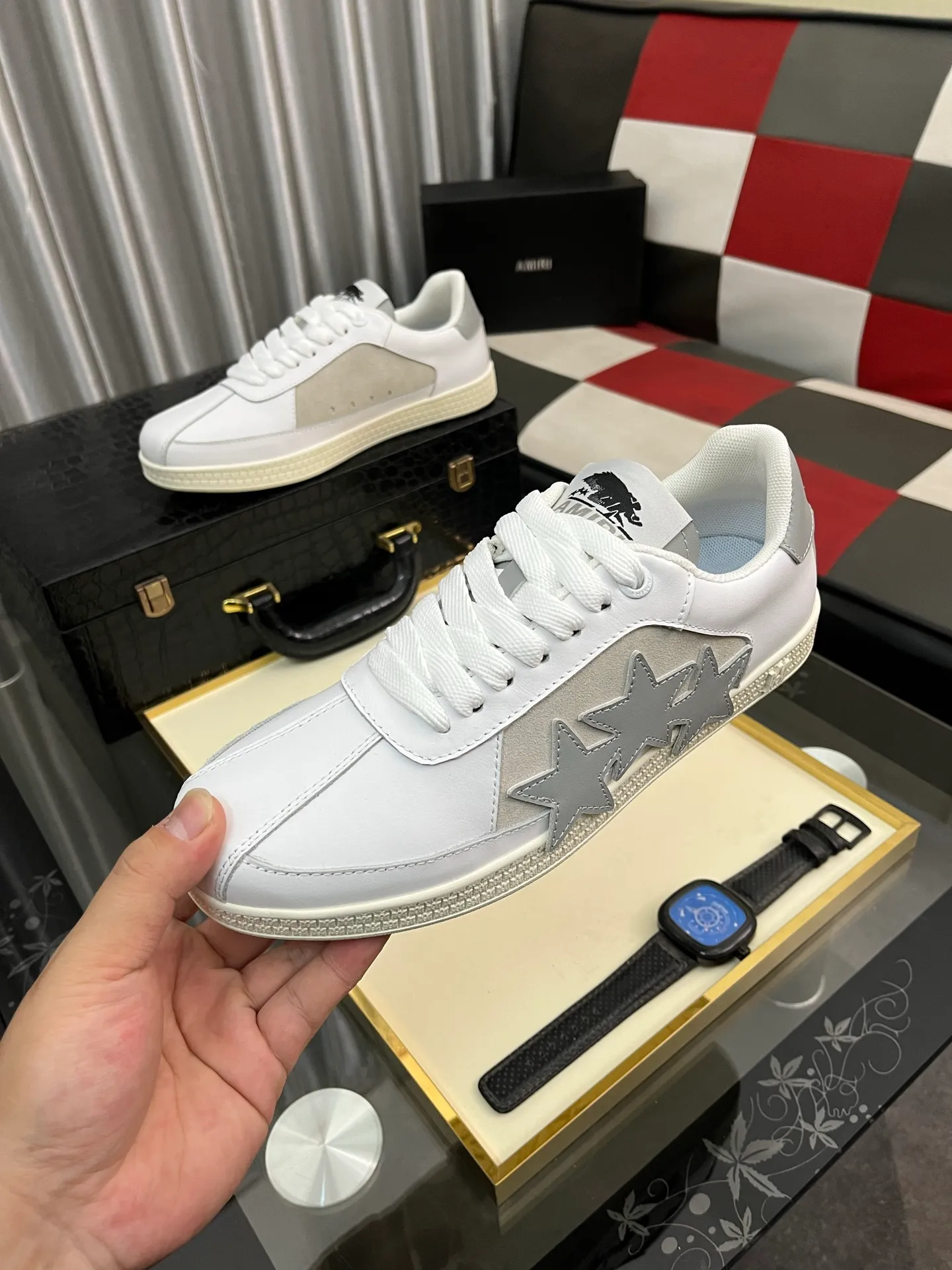 Men's shoes 💰420⌚️⌚️《AMIR*》New men's low-top casual sports sneakers bone shoes, another pair of irresistible bone shoes. Bone shoes are one of AMIRI's most popular items. They use first-layer cowhide uppers. The side bones are made of two cowhide laminations. They have a three-dimensional feel. The leather incisions are all oil-edged. Contrasting color design. Simple style. Fashionable sports. Customized metal LOGO nameplate to embellish shoelaces. Exclusive control of top version. Supports comparison. Breathable mesh lining Original rubber outsole A must-have item for daily leisure Suitable for various occasions Check it out if you pursue high quality Super cool uppers Size: 38-446️⃣ Colors available
